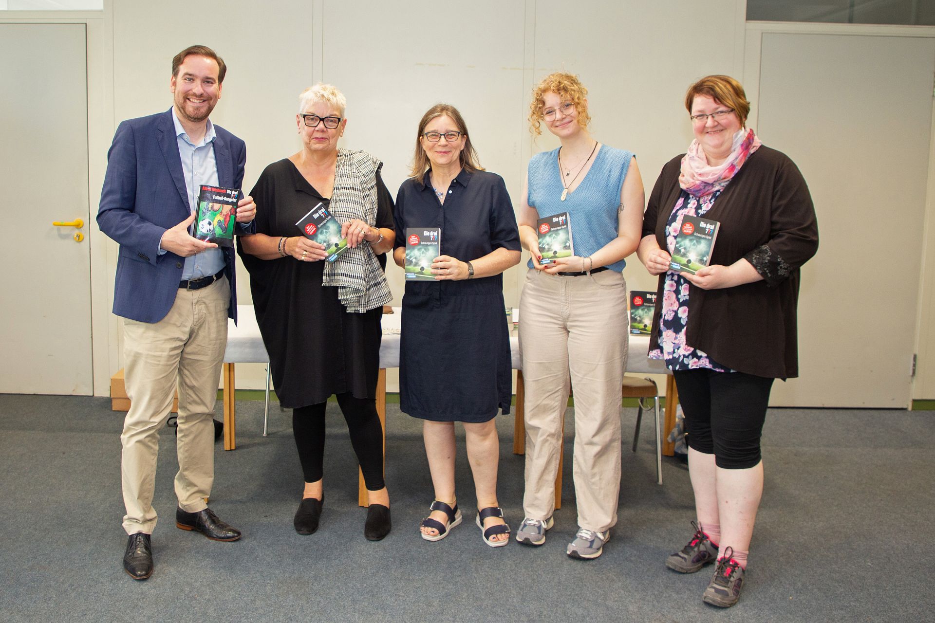Landtagsabgeordneter Andreas Sturm, Brigitte Johanna Henkel-Waidhofer, Dr. Christine Beil und ihre Tochter Kati (Eppelheimer Buchladen) sowie Elisabeth Klett (Leiterin der Stadtblibliothek) in der Eppelheimer Stadtbibliothek.