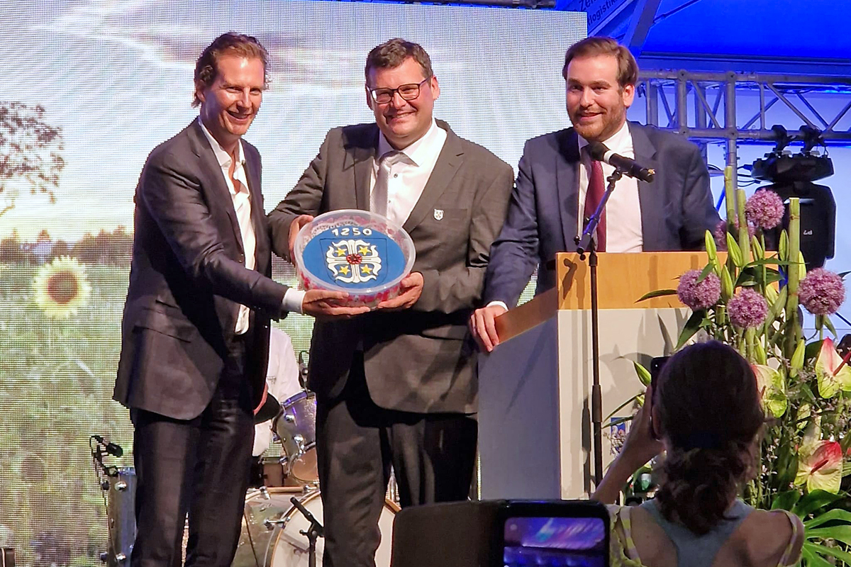 Olav Gutting MdB (links) und Andreas Sturm MdL (rechts) überreichten Plankstadts Bürgermeister Nils Drescher eine 