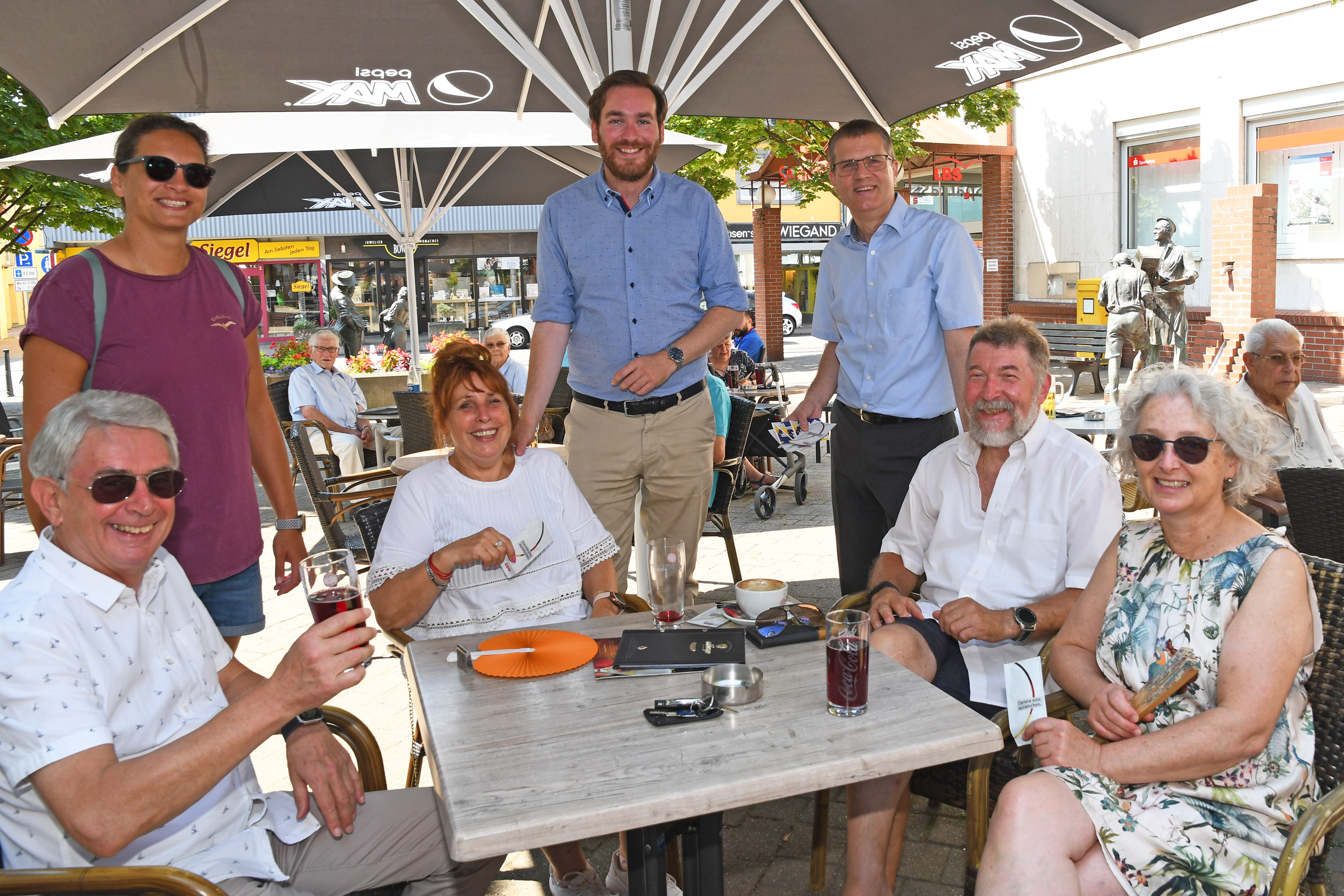 Von links (stehend): Stadträtin Rabea Niebel, Andreas Sturm MdL und Volker Wiegand mit Gästen. (Foto: Geschwill Presseservice)