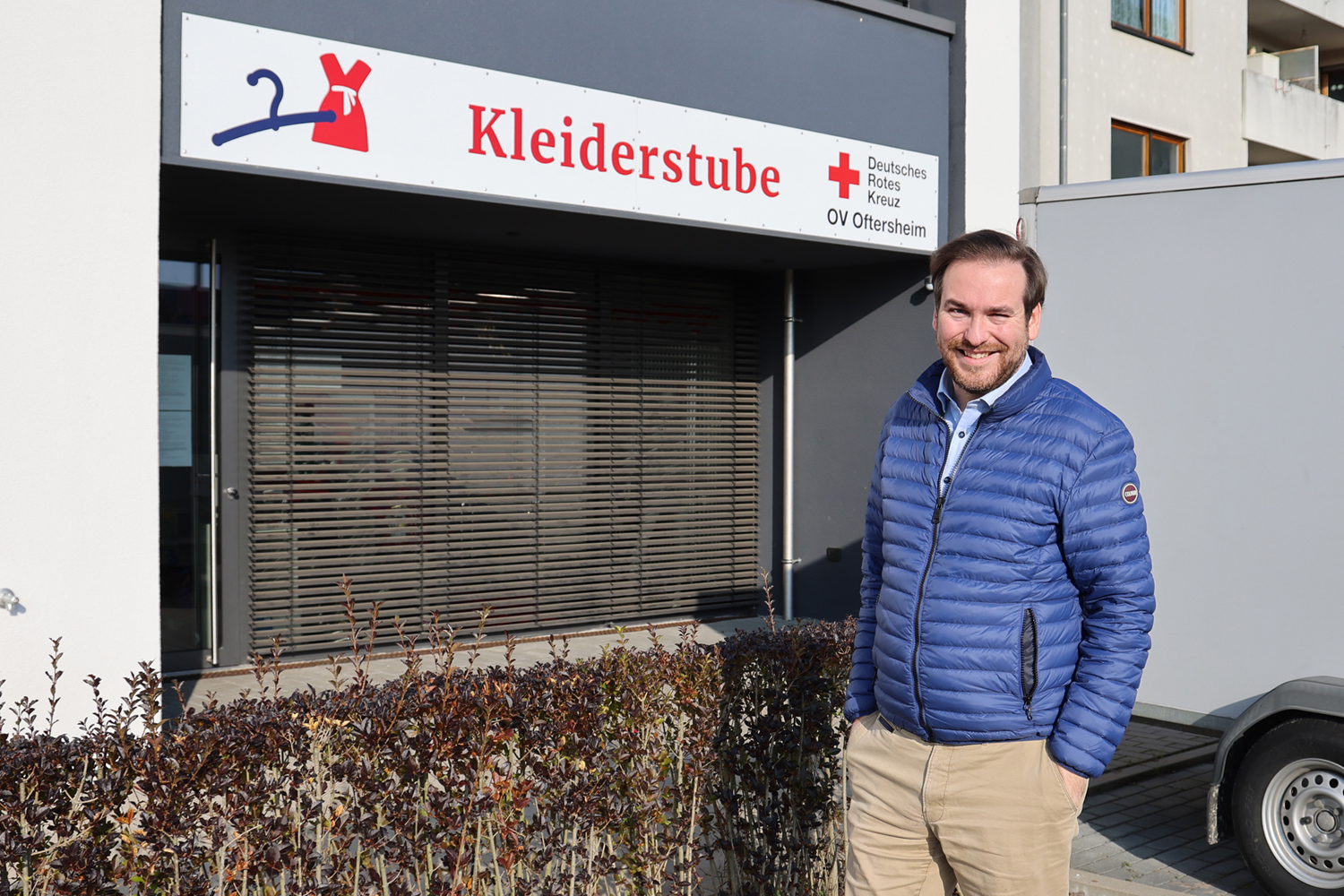 Andreas Sturm MdL vor der Kleiderstube in Oftersheim. (Foto: Busse)