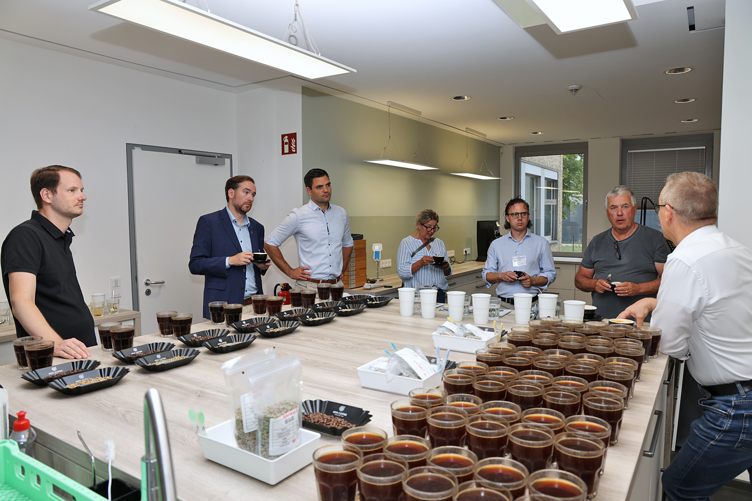 Beginnend 2. von links: Andreas Sturm MdL, Prokurist Valentin Uhlmann, Sabine Salomon, Nils Melkus, Rainer Fuchs und Managing Director Michael K�rnig
